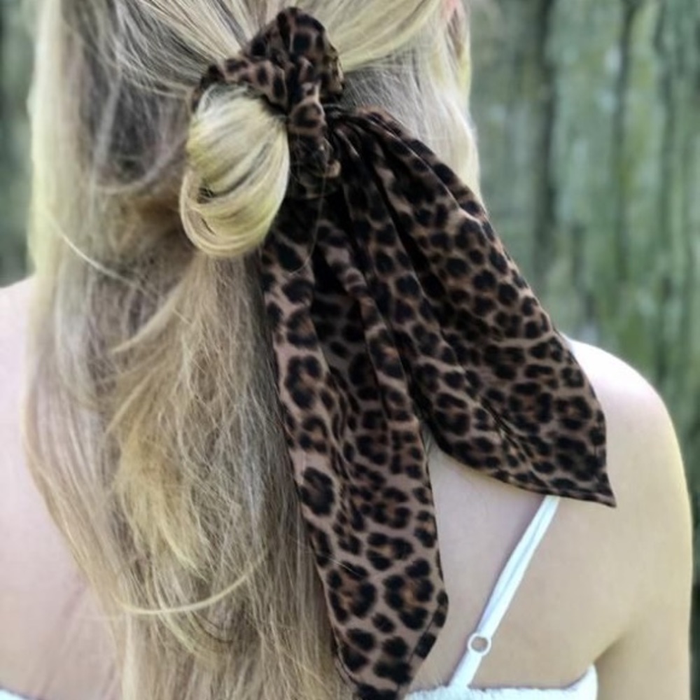 MADEWELL HAIR SCRUNCHY LEOPARD PRINT HAIR SCARF